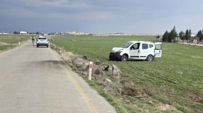 Hafif ticari araç şarampole devrildi: 1 ölü, 2 yaralı