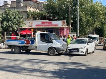 Kamyonet kasasından otomobilin üzerine uçtular!