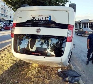 Kamyonet ters dönerek refüje çıktı!