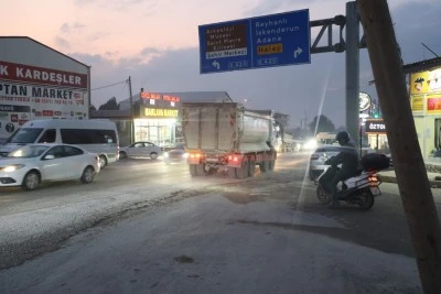 Kamyonun altında kalan motosikletli ezilerek can verdi o anlar kamerada