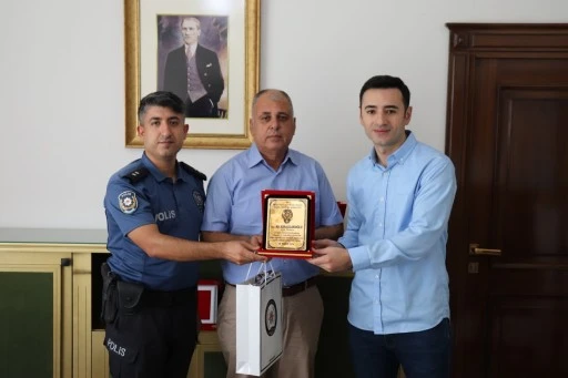 Kaymakam Kaya’dan Emekli Polis Memuruna Teşekkür Belgesi ve Plaket Takdimi