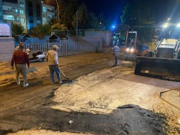 Kazılan yolların asfaltlanması gece de sürüyor