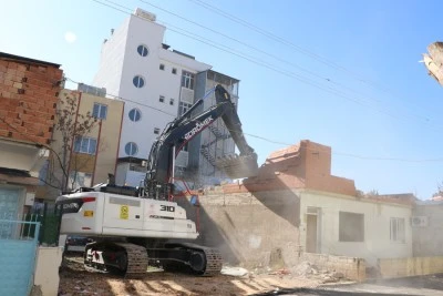 Kilis'te hasarlı binaların yıkımı sürüyor