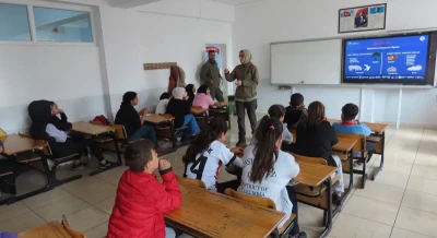 Kilis'te öğrencilere sahipsiz hayvanlar ve tabiat eğitimi verildi