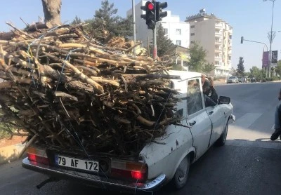 Kilis’te Otomobille Odun Taşıyorlar