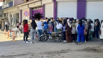 Kilis'te sabahın erken saatlerinde kozmetik dükkanı önünde kuyruk 