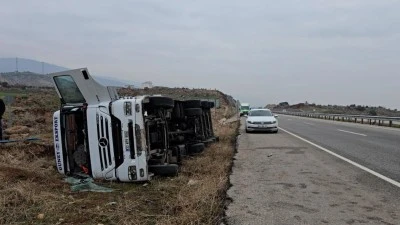 Kontrolden çıkan tanker yan yattı