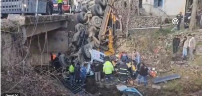 Köprüden ırmağa devrilen vinçteki 2 kişi yaralandı