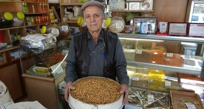 Leblebiye adanmış bir ömür: 66 yıldır babasından öğrendiği yöntemle kavuruyor