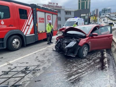 Maltepe'de iki araç kafa kafaya çarpıştı: 5 yaralı