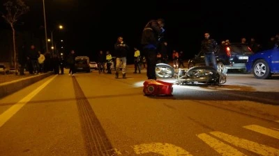 Motosiklet sürücüsü kazada öldü, yakınları çarpan otomobili parke taşıyla parçaladı