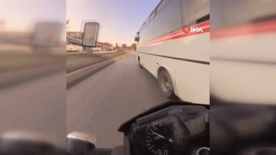 Motosiklet sürücüsünün ölümle burun buruna geldiği anlar kamerada