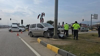 Otomobil ile hafif ticari araç çarpıştı: 2 yaralı