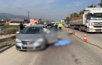 Otomobile çarparak çekicinin altında kalan motosikletin sürücüsü öldü [GÖRÜNTÜLÜ HABER]