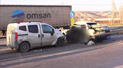 Otomobille hafif ticari araç çarpıştı: 2 ölü, 2 yaralı