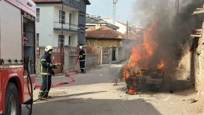 Park halindeki araç alev alev yandı