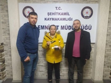 POLİS MEMURU İÇERİSİNDE 20 BİN LİRA OLAN ÇANTAYI SAHİBİNE ULAŞTIRDI