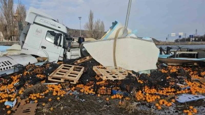 Portakal yüklü tır devrildi: 1 yaralı