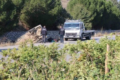 Refüjü aşan otomobil, karşı şeritteki istinat duvarına çarptı: 1 ölü, 1’i ağır 2 yaralı