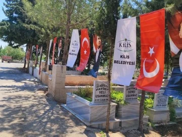 Şehitlik Caddesi bayraklarla süslendi 