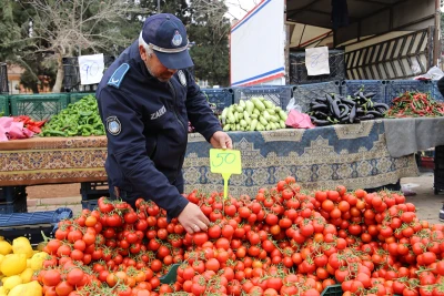 Semt pazarında fiyat etiketi denetimi 