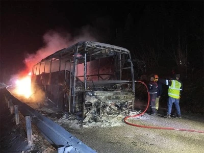 Seyir halindeki yolcu otobüsü alev alev yandı