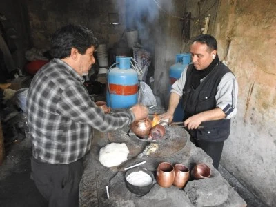 Son kalaycı ustaları mesleklerini yaşatmaya çalışıyor