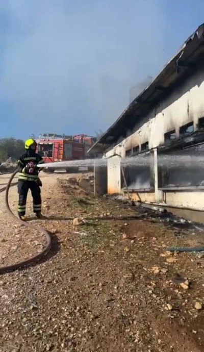 Tarsus‘ta tavuk çiftliğinde yangın 33 bin civciv telef oldu