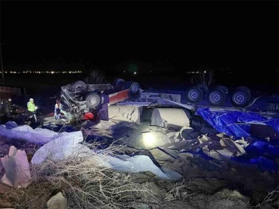 Tır devrildi, sürücü hayatını kaybetti