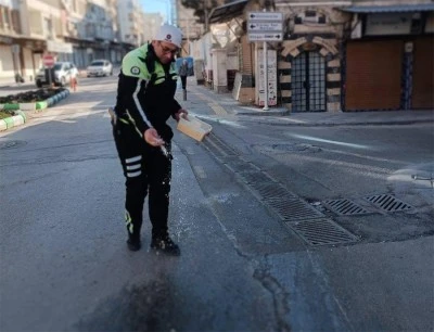 Trafik polisinden buzlanmaya karşı örnek davranış