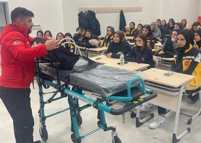 Üniversitede “Ambulans Tanıtımı ve Ekipman Kullanımı” etkinliği