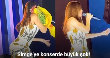 Ünlü sanatçı Simge’ye konser sırasında çiçek ve telefon şoku