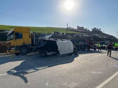 Yolcu servisi park halindeki tıra çarptı: 6 ölü, 8 yaralı